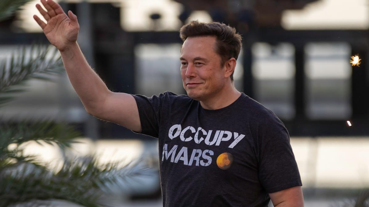SpaceX will pay Elon Musk a bonus if he gets at least 1 million people to live on Mars — here's the plan