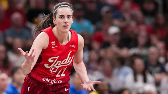 Indiana Fever guard Caitlin Clark (22) reacts against the Dallas Wings© Grace Smith&sol;IndyStar &sol; USA TODAY NETWORK via Imagn Images