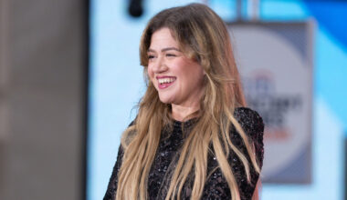 Kelly Clarkson cries about end of her talk show