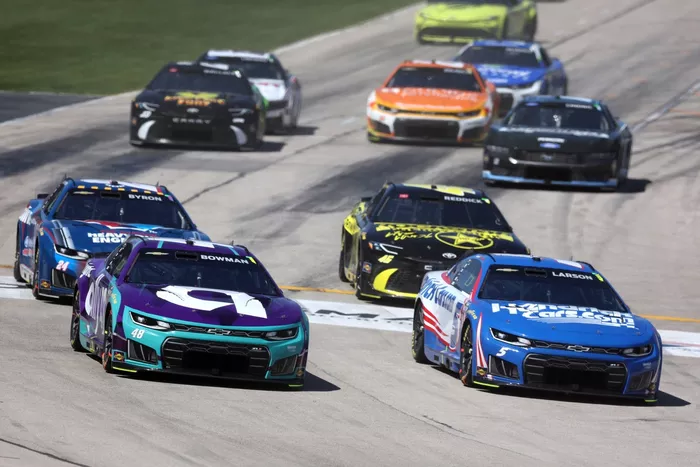 Alex Bowman, Hendrick Motorsports; Kyle Larson, Hendrick Motorsports