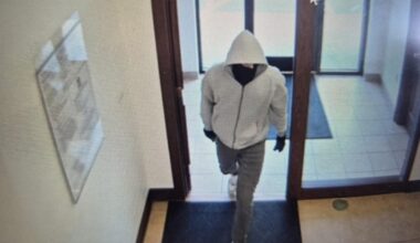 2 employees killed in Kentucky bank robbery, suspect at large, police say