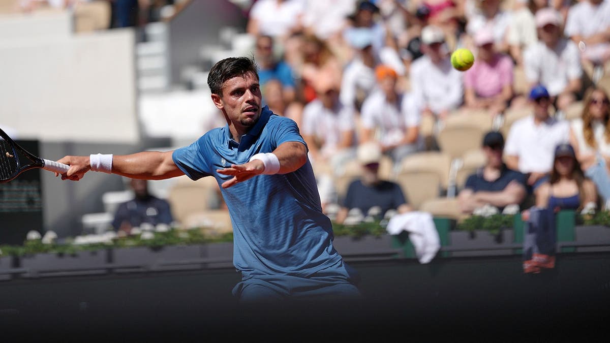 Arthur Gea returning a tennis ball to Karen Khachanov during a match