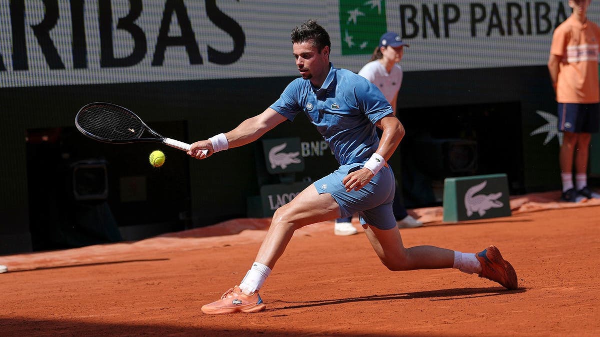 Arthur Gea returning a tennis ball to Karen Khachanov during a match.