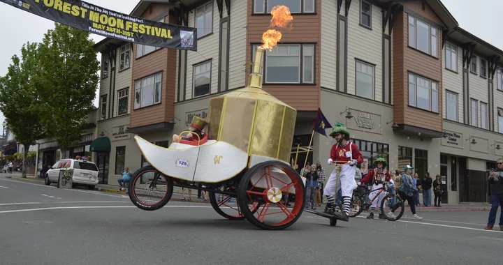 PHOTOS: Arcata Plaza Doused in Glory as Kinetic Sculptures Make Their Start on Three Day Odyssey | Lost Coast Outpost