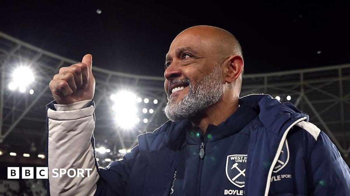 Nuno Espirito Sants gives the thumbs up to fans
