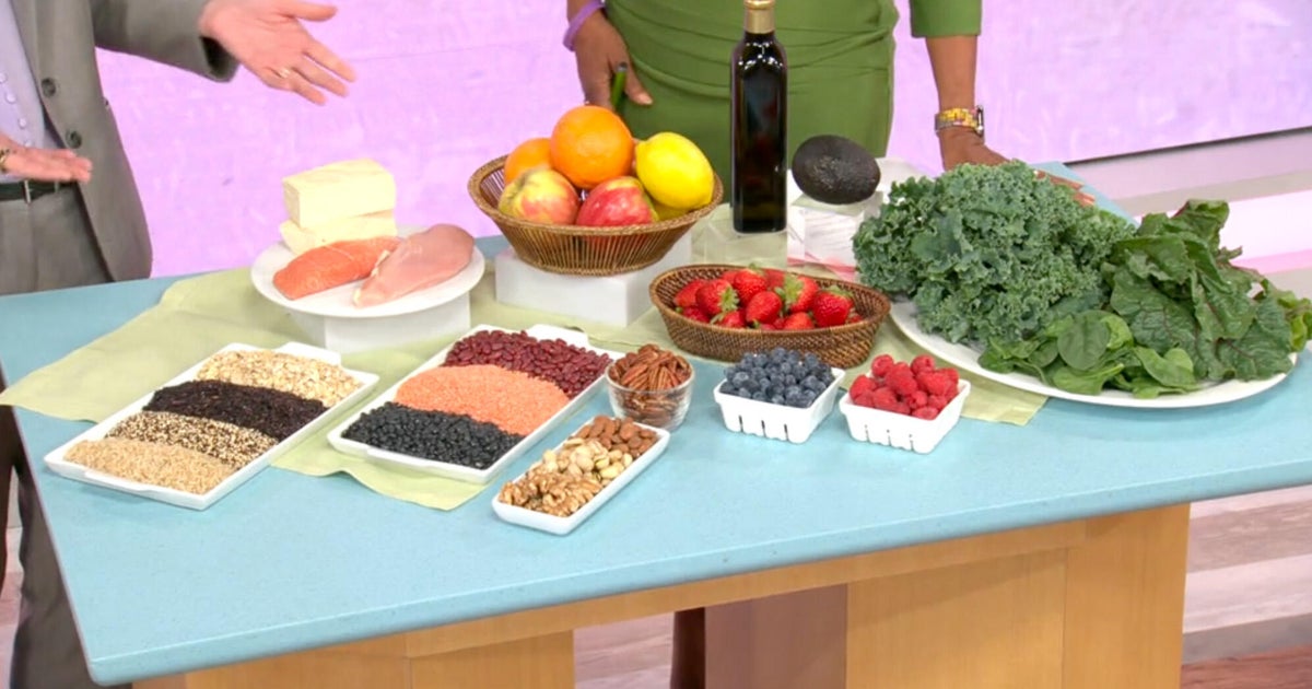 How does diet impact brain health? Alzheimer's Association shares nutrition tips with cognitive function in mind.