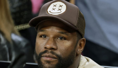 Floyd Mayweather Fathers Baby W/ Dancer From His Vegas Club