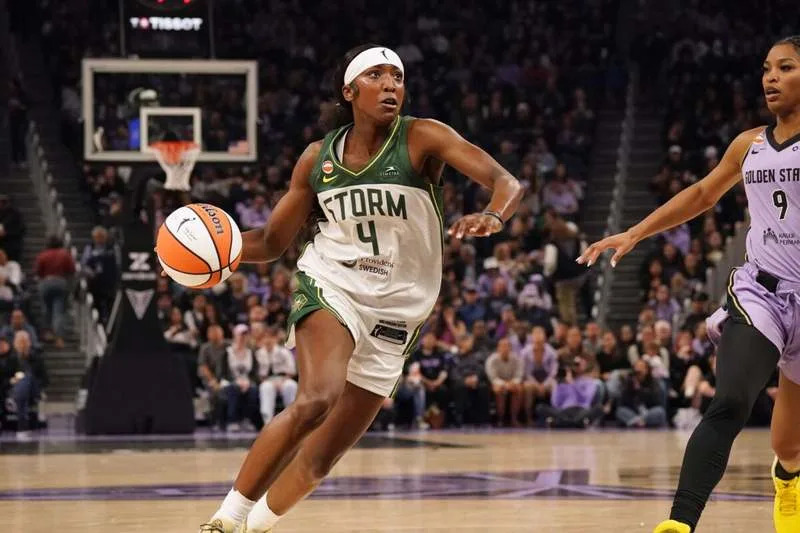 Apr 25, 2026; San Francisco, CA, USA; Seattle Storm guard Flau’jae Johnson (4) dribbles to the basket against the Golden State Valkyries in the second quarter at Chase Center. Mandatory Credit: David Gonzales-Imagn Images