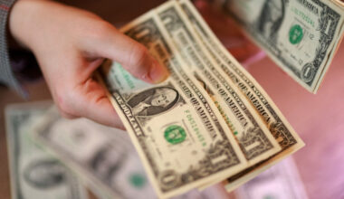 Inflation fears and Iran uncertainty lift the dollar