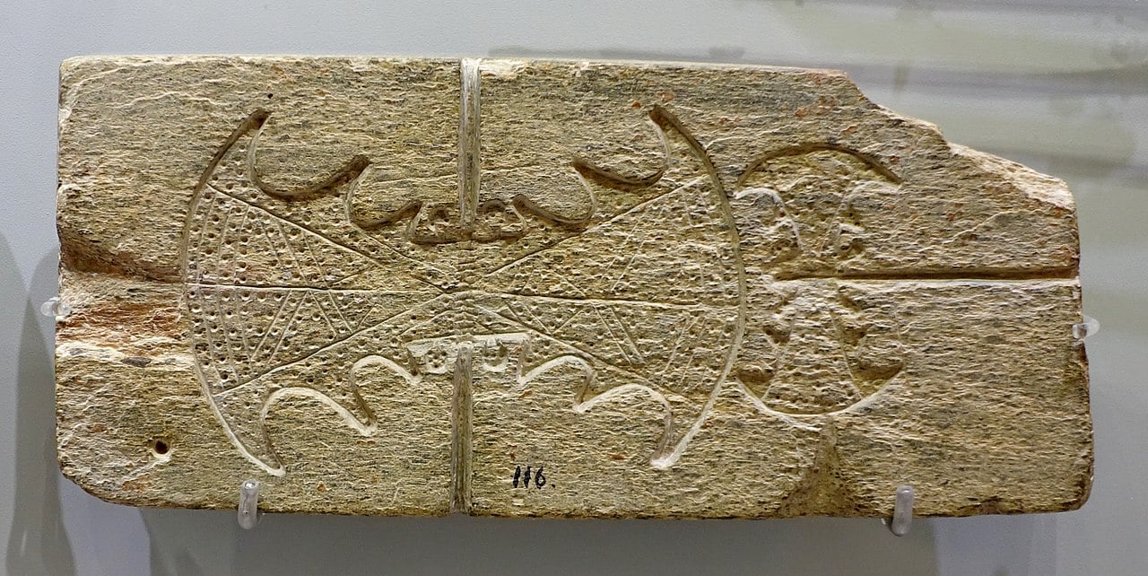 Casting mold with a couple of double axes