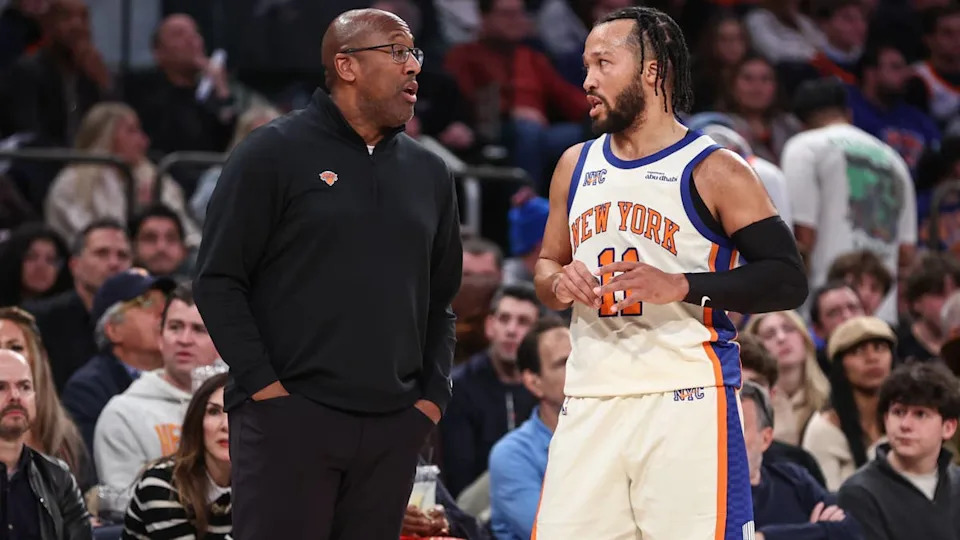 Jan 3, 2026; New York, New York, USA; New York Knicks head coach Mike Brown talks with guard <a class="link " href="https://sports.yahoo.com/nba/players/6044/" data-i13n="sec:content-canvas;subsec:anchor_text;elm:context_link" data-ylk="slk:Jalen Brunson;sec:content-canvas;subsec:anchor_text;elm:context_link;itc:0" data-yga="{"yLinkElement":"context_link","yModuleName":"content-canvas","yLinkText":"Jalen Brunson","ySubModuleName":"anchor_text","yHasCommerce":false}">Jalen Brunson</a> (11) in the third quarter against the <a class="link " href="https://sports.yahoo.com/nba/teams/philadelphia/" data-i13n="sec:content-canvas;subsec:anchor_text;elm:context_link" data-ylk="slk:Philadelphia 76ers;sec:content-canvas;subsec:anchor_text;elm:context_link;itc:0" data-yga="{"yLinkElement":"context_link","yModuleName":"content-canvas","yLinkText":"Philadelphia 76ers","ySubModuleName":"anchor_text","yHasCommerce":false}">Philadelphia 76ers</a> at Madison Square Garden. Mandatory Credit: Wendell Cruz-Imagn Images© Wendell Cruz-Imagn Images&period;