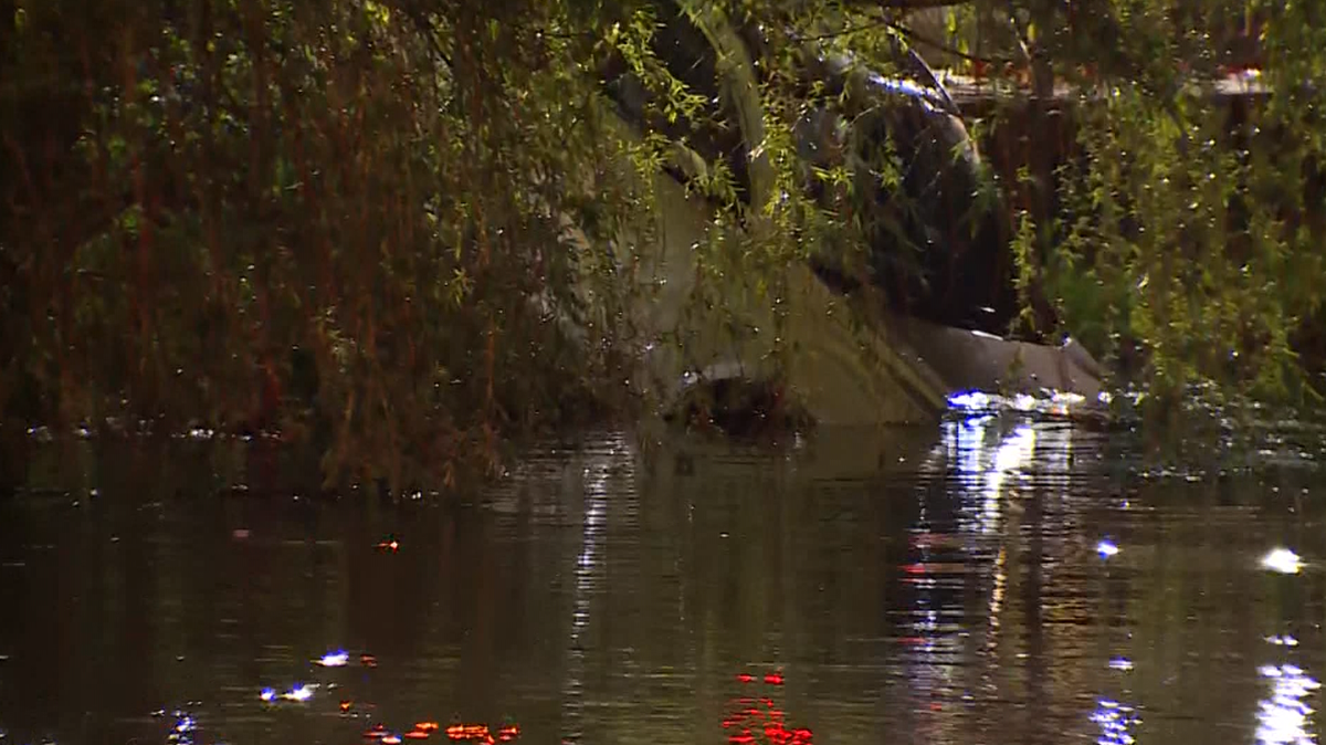 1 dead after car goes into Middletown pond