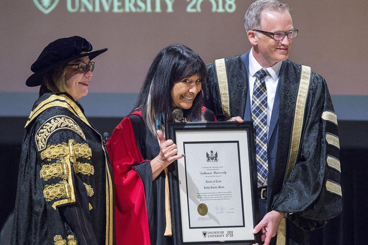 Buffy Sainte-Marie stripped of University of Toronto honorary degree over Indigenous claims