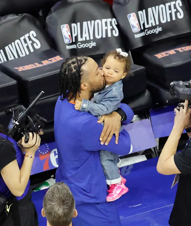 Knicks guard Jalen Brunson (11) kisses his daughter at the end of the <br>fourth quarter after defeat Philadelphia144-114 in Game 4 Jason Szenes for the New York Post