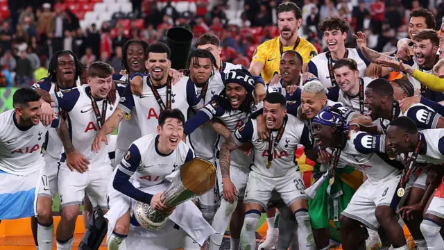 Son Heung-Min of Tottenham Hotspur prepares to lift the UEFA Europa League trophy