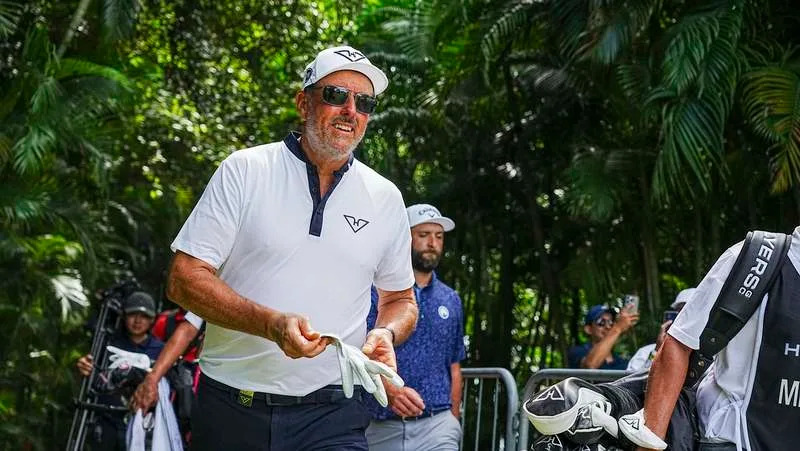 Joburg Open Phil Mickelson Hyflyers GC walks to the 8th tee during the 1st round of LIV Golf Singapore presented by Aramco, Sentosa Golf Club, Singapore. 14/03/2025. Picture Steven Flynn / Golffile.ie All photo usage must carry mandatory copyright credit Golffile Steven Flynn Copyright: xStevenxFlynnx *EDI*