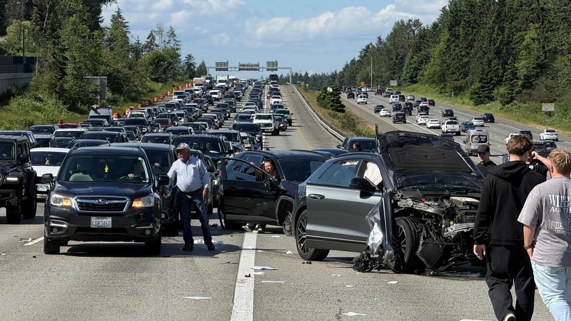 Traffic backup on southbound I-5 due to rollover crash near Federal Way