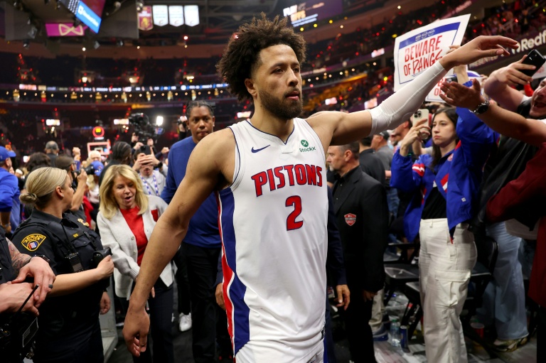 Pistons pound Cavaliers to stay alive