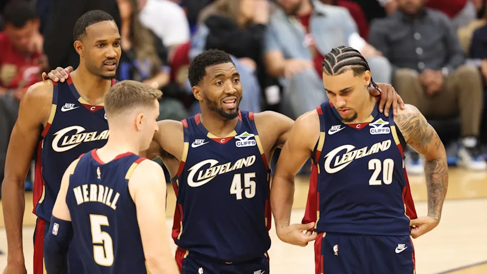 Cleveland Cavaliers guard Donovan Mitchell (45) huddles around teammatesScott Galvin-Imagn Images