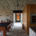 © Leonardo Finotti Casa Entre Peraus / Marchetti Bonetti+ - Interior Photography, Kitchen, Wood, Concrete, Beam