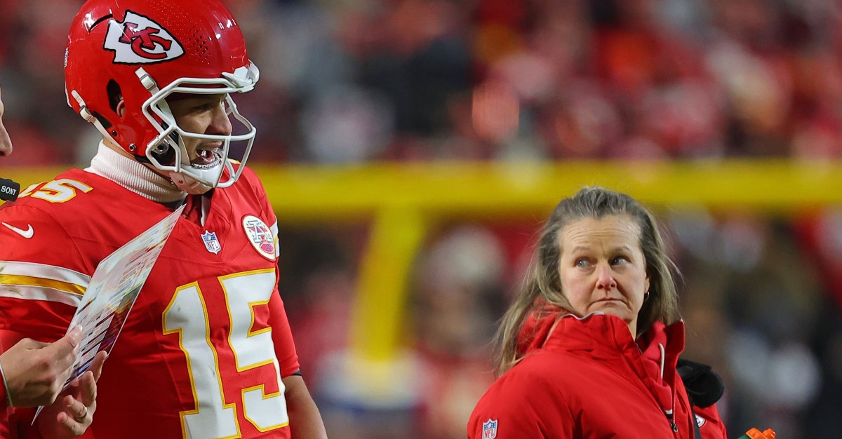 Patrick Mahomes hitting recovery checkpoints by trusting Chiefs trainer