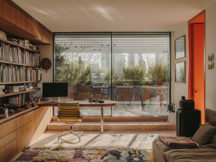 Two-storey extension within a penthouse in Frankfurt