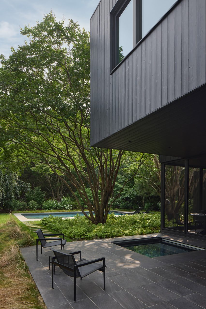 Black wood house in the Hamptons by Khanna Schultz