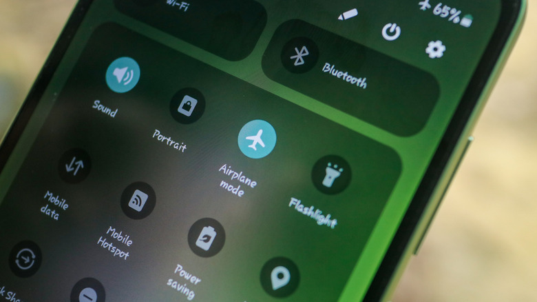A close-up of One UI's quick panel icons and menu with custom font