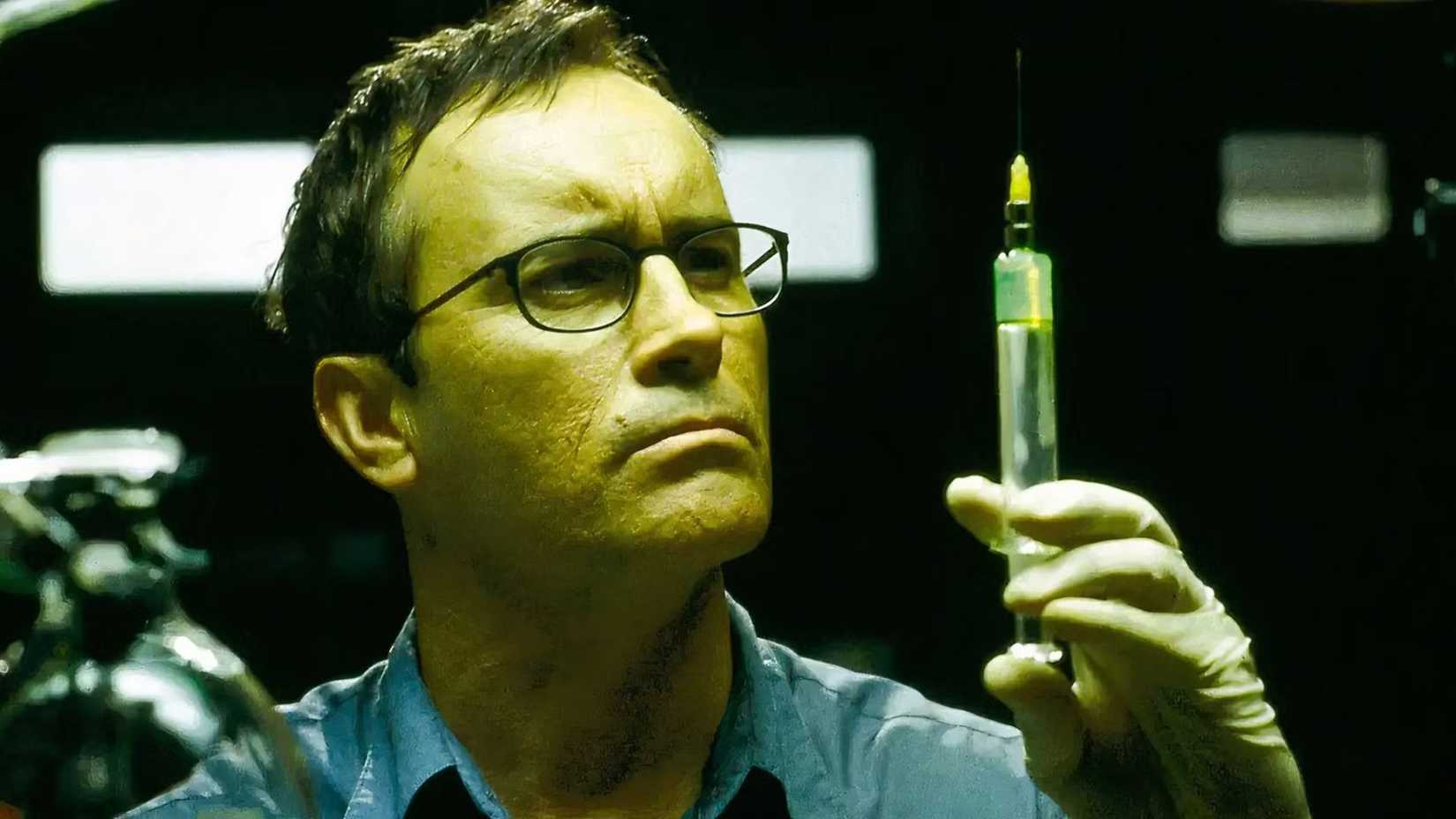 Jeffrey Combs as Herbert West in Beyond Re-Animator holding a syringe