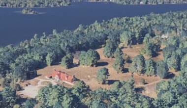 NH lake house with 9-hole golf course heads to auction – NBC Boston