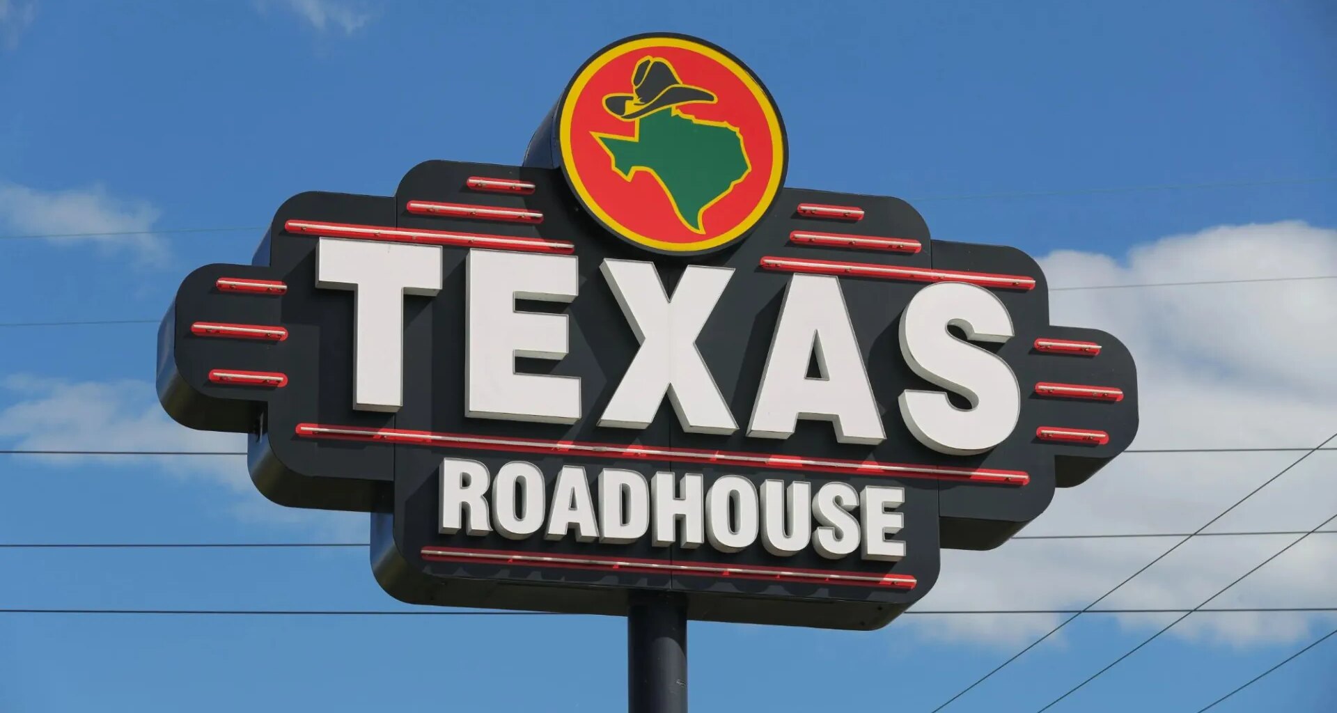 Americans brace for 'smart watch ban' as Texas Roadhouse rolls out strict restaurant safety policy