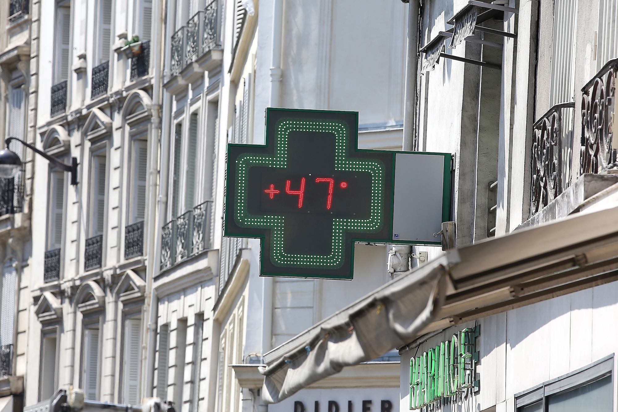 a sign over a pharmacy says 47 degrees C