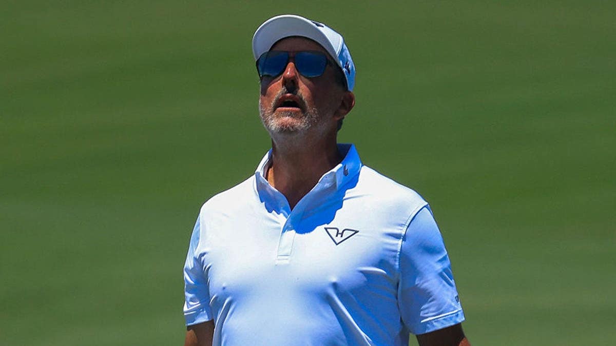 phil mickelson looking at his golf shot