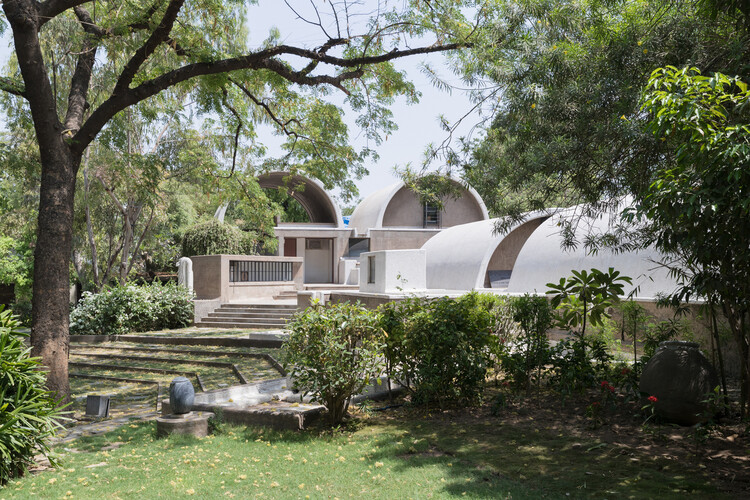 Climate, Culture, and Modernism: The Postcolonial Campus as Architectural Laboratory - Image 6 of 12