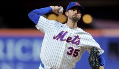 Mets' Clay Holmes struck by comebacker, fractures right fibula