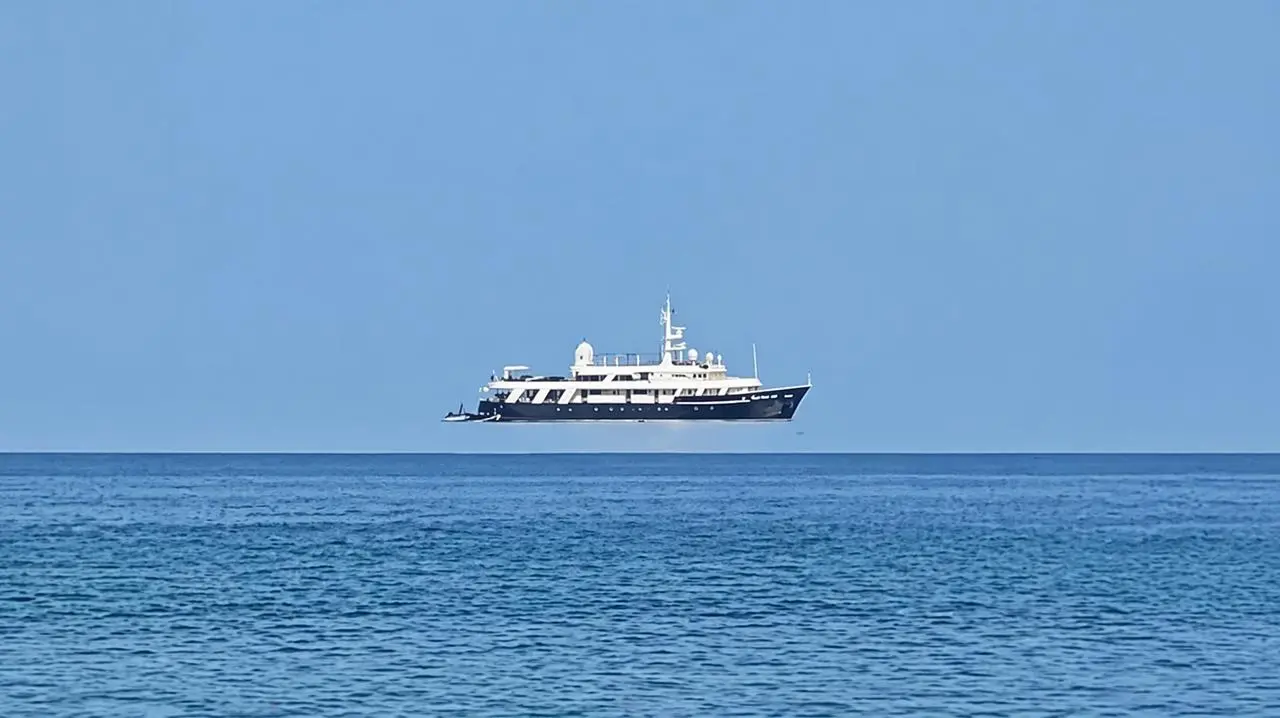 Shocking sky illusion: why boats appear to float above the ocean right now