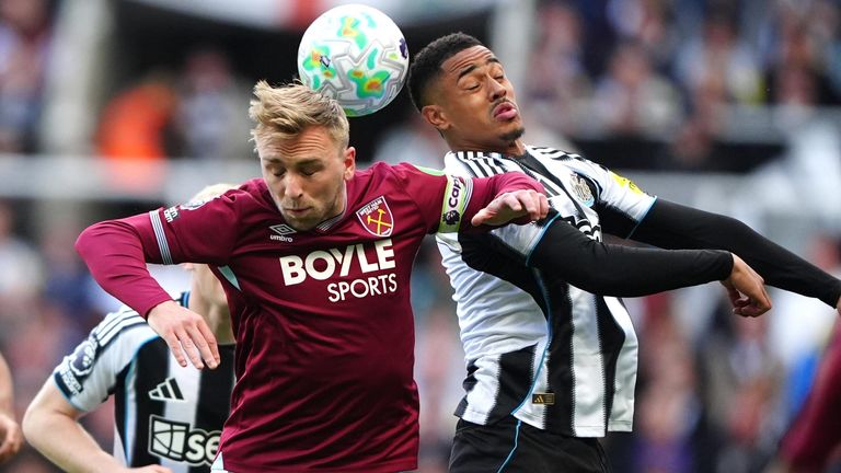 Jarrod Bowen and Jacob Ramsey battle for the ball