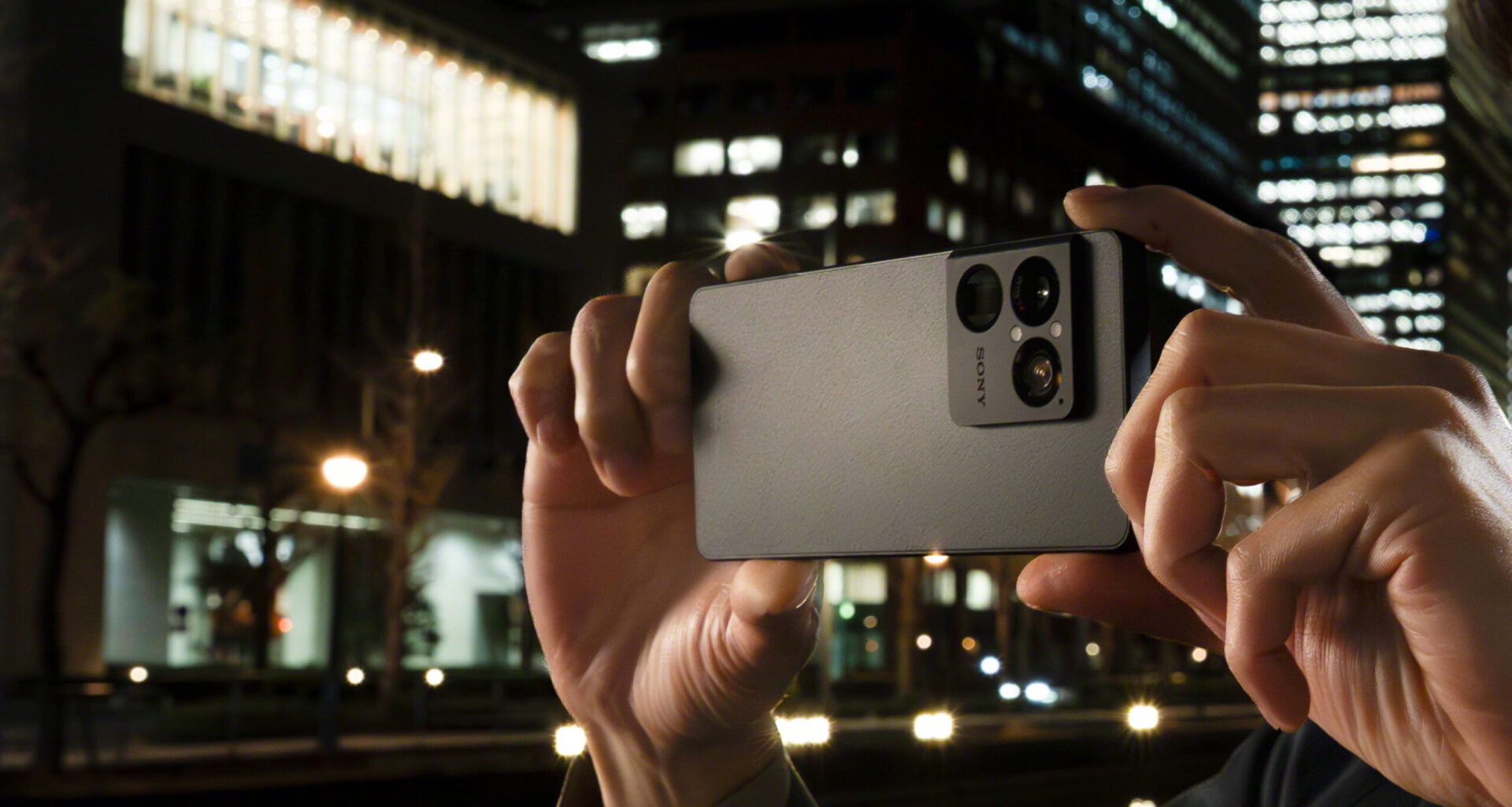 Someone holding the Sony Xperia 1 VIIII.