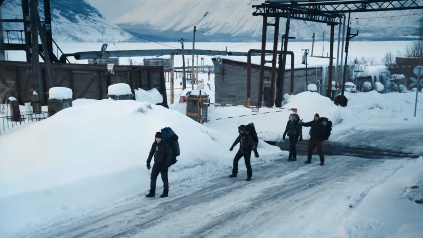 The group of students on snowy terrain in Devils Pass