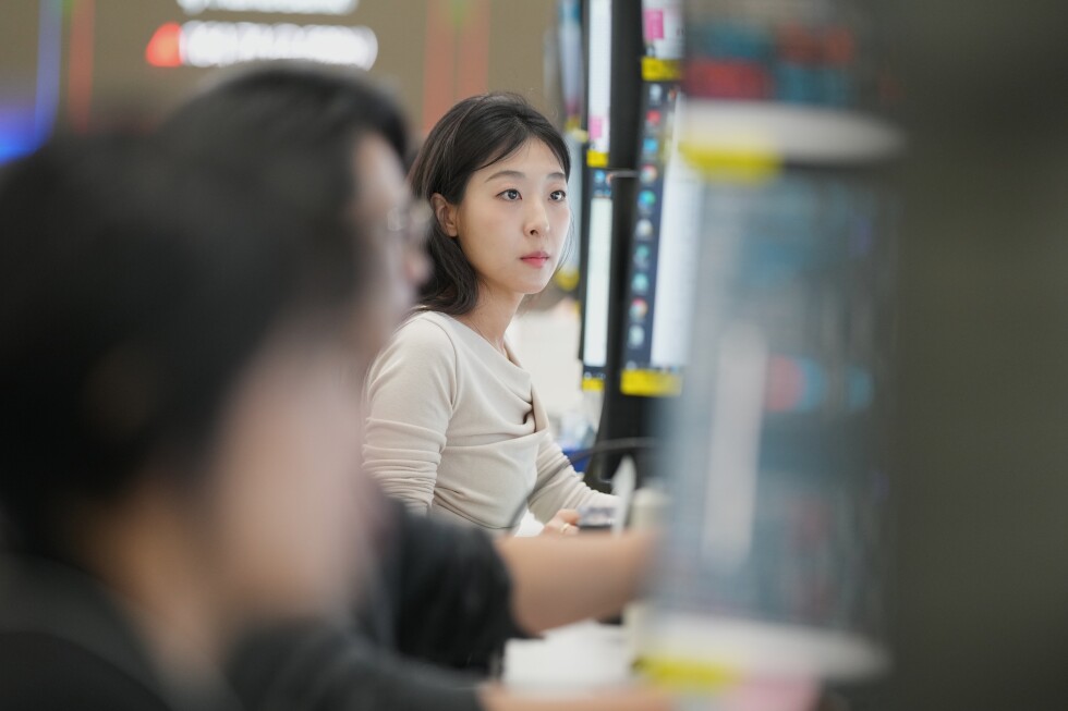 Asian shares mostly gain and oil slips