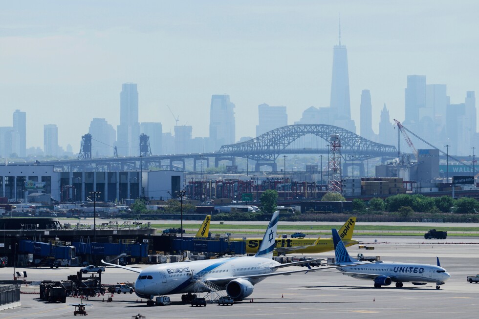 United Airlines jet hits light pole, damages delivery truck while landing at Newark Liberty Airport