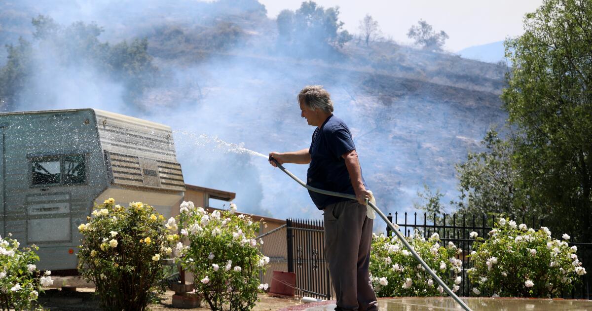 Sandy fire spreads, prompting evacuation warnings in L.A. County