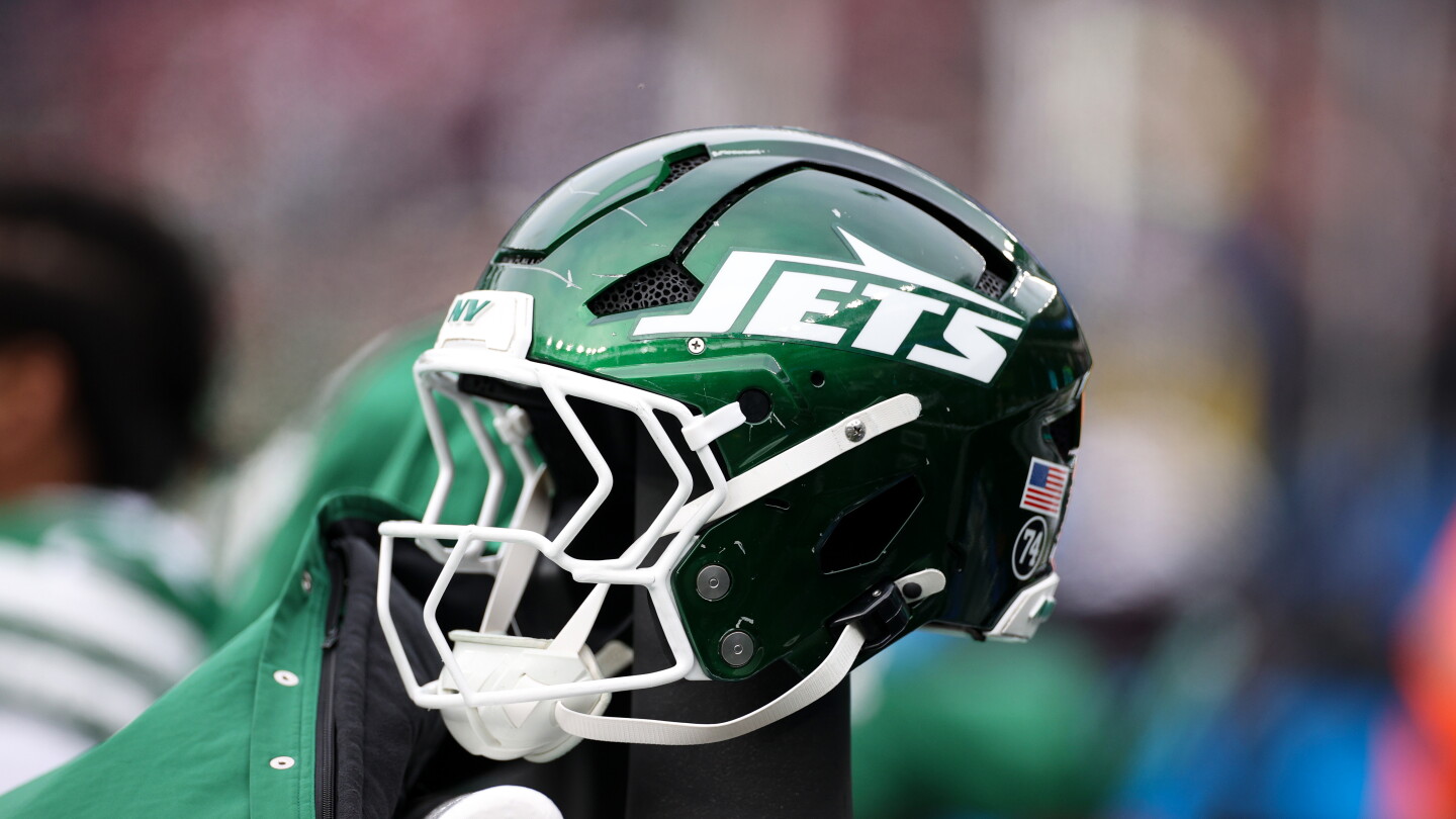 Jets delay signing a veteran QB as they wait to see what rookie Cade Klubnik can do