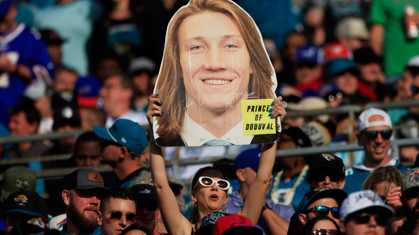 Trevor Lawrence gets haircut in Jaguars' schedule-release video