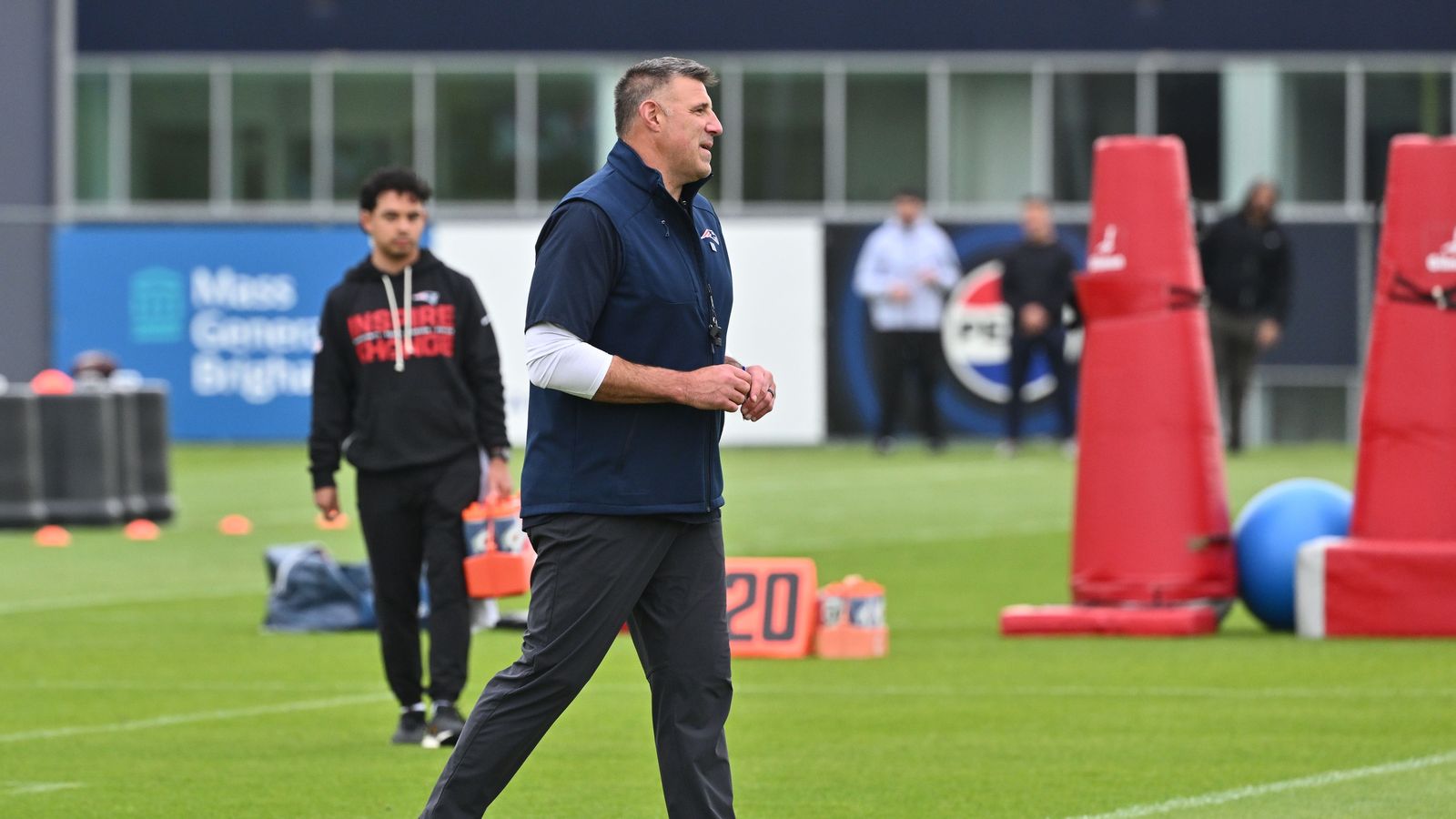 Giardi: NFL Notebook - Vrabel front and center at rookie mini-camp; plus, Eagles thievery?