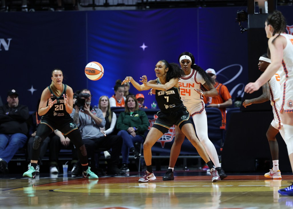 Rebekah Gardner #7 of the New York Liberty passes the ball.