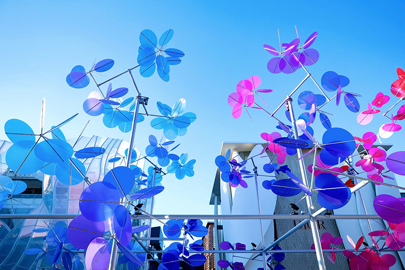 kinetic translucent discs form vincent leroy’s chromatic cloud installation in beijing - 3