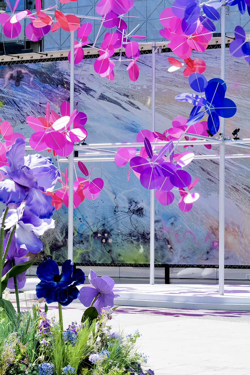kinetic translucent discs form vincent leroy’s chromatic cloud installation in beijing - 4