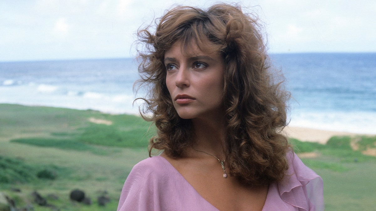 Rachel Ward standing in a scene from The Thorn Birds.