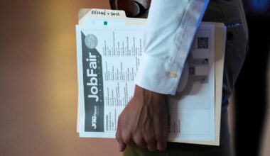 US filings for jobless benefits hits 211,000 as the war in Iran drags on